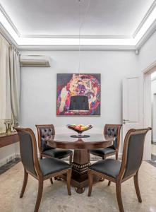 - une salle à manger avec une table et des chaises dans l'établissement Arhondiko Apartment VS Rhodes Town, à Rhodes