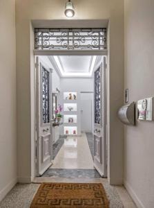 un couloir avec une porte ouverte et un couloir avec un tapis dans l'établissement Arhondiko Apartment VS Rhodes Town, à Rhodes