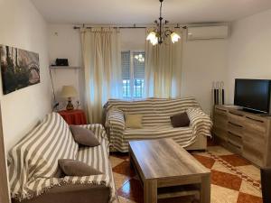 Casa Saki في أرميا: غرفة معيشة مع كنبتين وتلفزيون