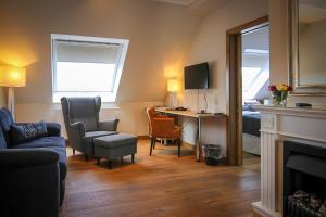 ein Wohnzimmer mit einem Schreibtisch und ein Zimmer mit einem Bett in der Unterkunft Overkamp in Dortmund