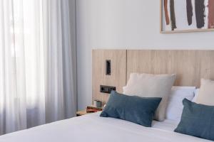 Posteľ alebo postele v izbe v ubytovaní Apartamentos Líbere Granada Catedral