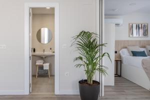 Posteľ alebo postele v izbe v ubytovaní Apartamentos Líbere Granada Catedral