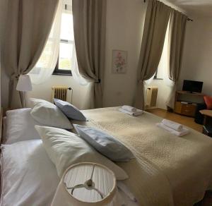 sypialnia z 2 łóżkami z białą pościelą i poduszkami w obiekcie Hotel U Apoštola w mieście Jevíčko