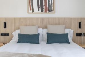 Posteľ alebo postele v izbe v ubytovaní Apartamentos Líbere Granada Catedral