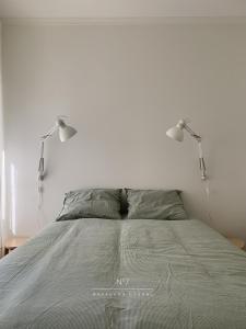 ein Schlafzimmer mit zwei Lampen auf einem Bett in der Unterkunft Nº7 Sacadura Cabral in Guarda