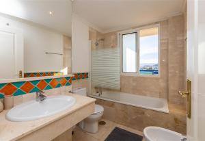 Ένα μπάνιο στο Fabulous first line beach apartment