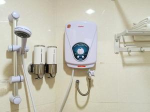 a dental machine in a hospital room at Super OYO 90464 Borneo Suites Hotel in Kota Kinabalu