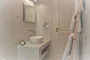 A bathroom at Drouga's Studios & Suites Astypalaia Greece