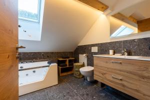 A bathroom at Appartments zum Beck