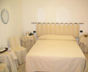 A bed or beds in a room at Hotel Agli Artisti