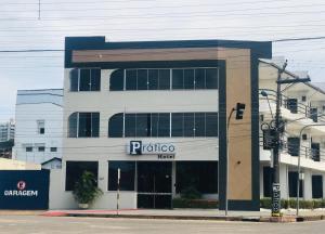 a rotato store on the corner of a street at Pratico Hotel in Santarém