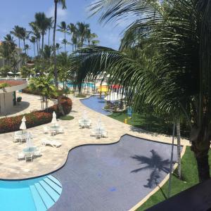 - une vue aérienne sur un complexe avec une piscine et des palmiers dans l'établissement Flat Marulhos Porto de Galinhas - 305D, à Porto de Galinhas