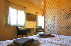 Schlafzimmer mit einem Bett, einem Schreibtisch und einem Fenster in der Unterkunft Fewo DUE in Naundorf