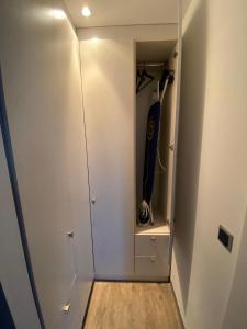 una cabina armadio con pareti bianche e una porta di SilverMountainB39 a Poiana Brasov