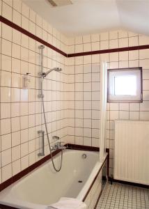 Ett badrum på Pension Müller Gartner