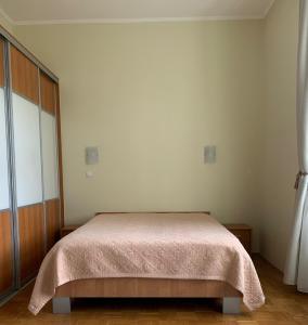 a bedroom with a bed with a pink blanket at Apartment 19 Vila Golf Nice Vacation in Rogaška Slatina