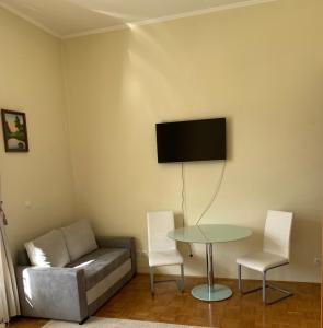 uma sala de estar com um sofá e uma mesa em Apartment 19 Vila Golf Nice Vacation em Rogaška Slatina