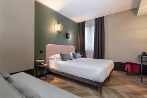 A bed or beds in a room at Hotel Forte del 48