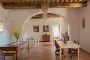 a living room with an archway and tables and chairs at Agriturismo IL Paradiso di Berignone in Caprareccia