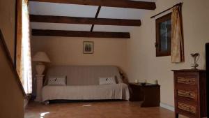 Location Cap corse في Canari: غرفة نوم مع سرير وخزانة في غرفة