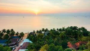 フーコックにあるThe Tahiti Beach Hotelのリゾートから海の景色を望めます。
