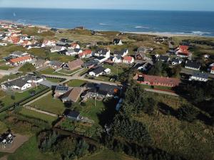 een luchtzicht op een klein dorp naast de oceaan bij Noah's Ark in Klitmøller
