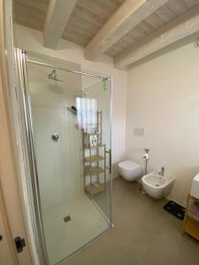 ein Bad mit einer Glasdusche und einem WC in der Unterkunft CASA MARLU in Vicenza