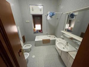 Ein Badezimmer in der Unterkunft Camelie Apartment by Agriturismo Al Gallo Verde