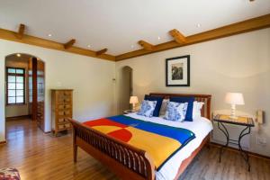 Un pat sau paturi într-o cameră la Unique Hout Bay House