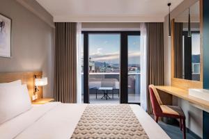 Postel nebo postele na pokoji v ubytování Clocks Hotel Tbilisi + 37 fotografií