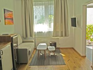 ein Wohnzimmer mit einem Sofa und 2 Stühlen in der Unterkunft Apartment Landart in Illmitz