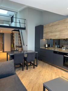 eine Küche und ein Wohnzimmer mit Tisch und Stühlen in der Unterkunft Z-Suites in Antalya