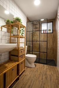 łazienka z toaletą i umywalką w obiekcie Marea Fuerteventura Home 2 w Corralejo