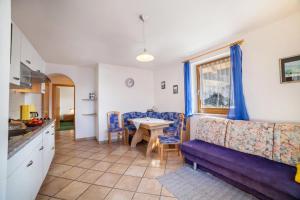 salon z kanapą i stołem w obiekcie Roath Hof Ferienwohnung 1 w mieście Schenna