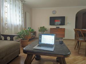 TV a/nebo společenská místnost v ubytování GreenHill - Your Guesthouse in Ubisa