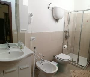 Koupelna v ubytování Vecchio Faro Residence + 19 fotografií