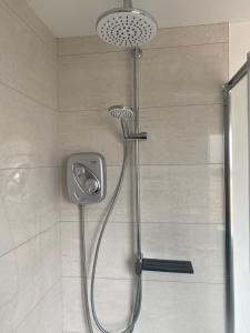 eine Dusche mit Duschkopf im Bad in der Unterkunft Village Way Apartments in Kincasslagh + 37 Fotos