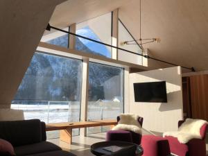 Telewizja i/lub zestaw kina domowego w obiekcie Urban Alpine Penthouse with Lake View