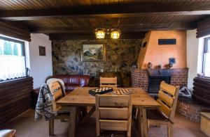 a dining room with a table and a fireplace at Casa Vatra Sinteului - Cu sala de evenimente de capacitate mare - Se inchiriaza integral in Socet