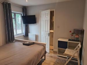 Μια τηλεόραση ή/και κέντρο ψυχαγωγίας στο Two ensuite bedrooms with kitchen