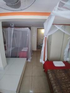Habitación pequeña con cama y dosel. en Ocean View Nyali Boutique Hotel en Nyali