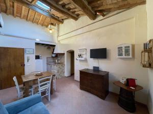 sala de estar con sofá azul y mesa en Porta del Chianti Tuscany Apartment, en San Casciano in Val di Pesa