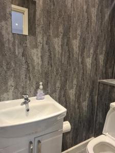 Ένα μπάνιο στο Two ensuite bedrooms with kitchen +12 φωτογραφίες