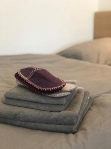 une pile de serviettes assises au-dessus d'un lit dans l'établissement 1-2 Zimmer in alter Villa - Netflix+Homeoffice, à Bergkamen