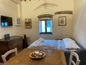 um quarto com uma cama e uma mesa com um prato em Porta del Chianti Tuscany Apartment em San Casciano in Val di Pesa