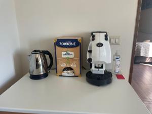 een koffiezetapparaat en een doos op een aanrecht bij Di Sarno's Port'Alba in Napels