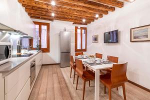 a kitchen and dining room with a table and chairs at central apt in Venice