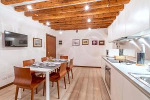 Kuchyňa alebo kuchynka v ubytovaní central apt + 21 fotografií