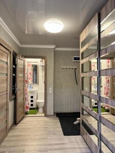 オルスクにあるАпартаменты "ЦЕНТР-ОРСК"のバスルーム(シャワー、トイレ付)が備わります。