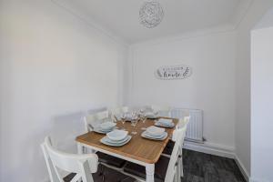 Lovely family home - Sleeps 6 with free parking
